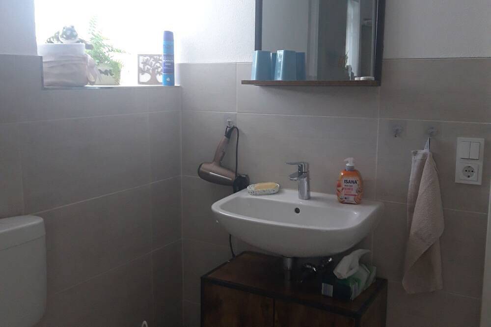 Ganze Wohnung, Ferienwohnung - Zentral gelegen, eigener Parkplatz, Einkaufsmöglichkeiten, in Bernsbach, Lauter-Bernsbach