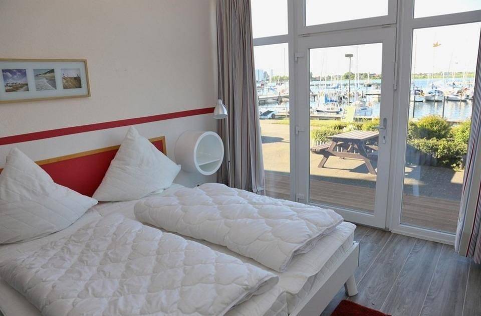Ganze Wohnung, Komfortable, barrierefreie Ferienwohnung am Yachthafen mit Balkon auf Fehmarn in Ostfehmarn, Fehmarn