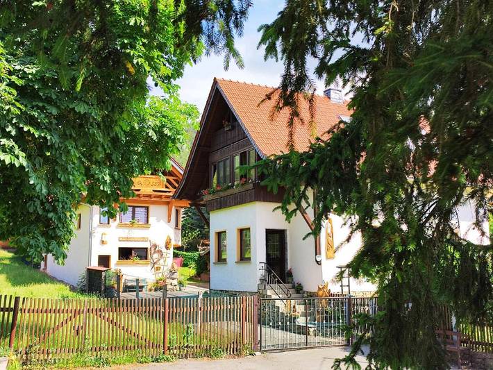 Ferienwohnung für 4 Personen, mit Balkon und Terrasse sowie Garten und Ausblick in Bad Blankenburg