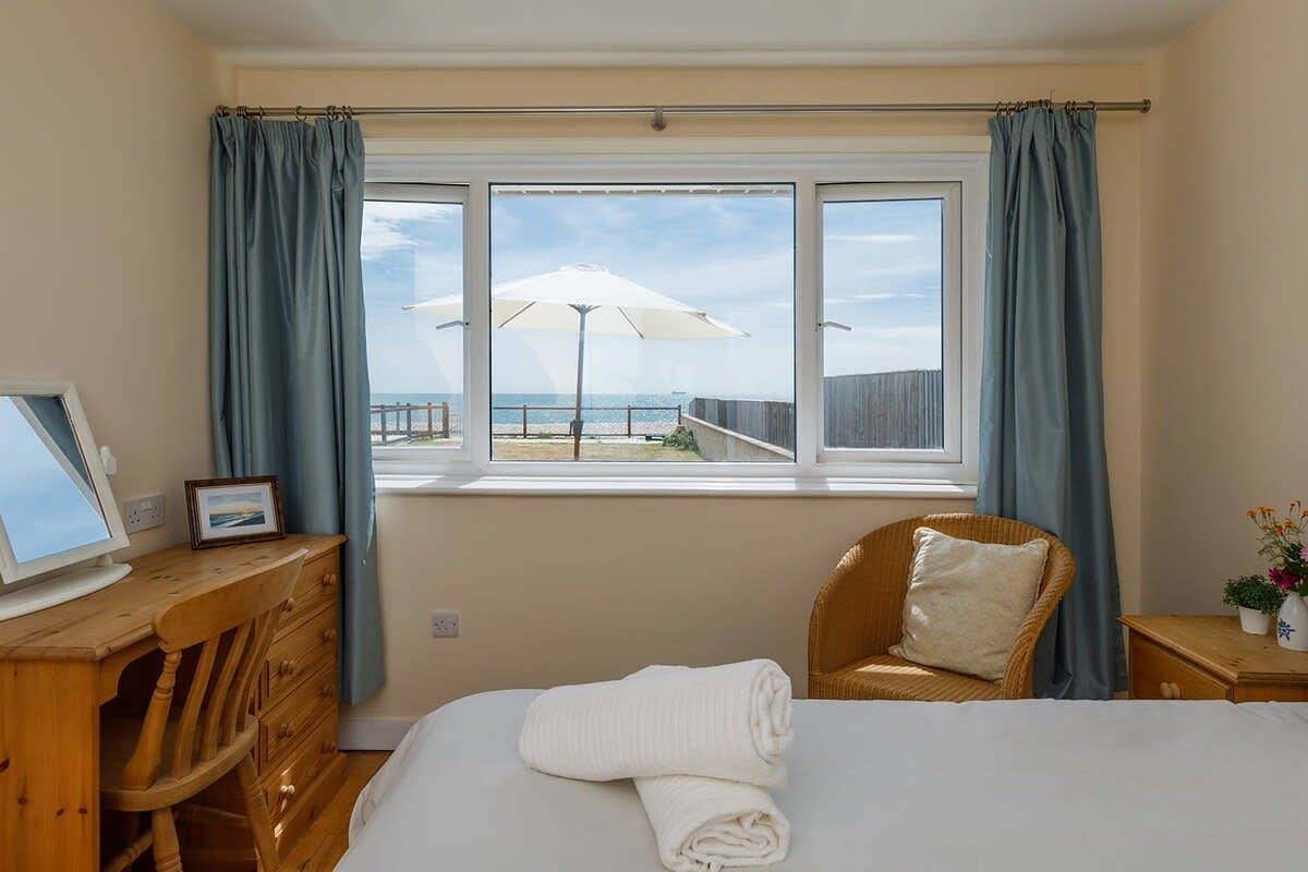 Sunny seafront chalet - sleeps 6 in West Wittering, West Sussex