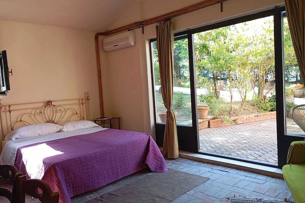 Mini house with park, in the province of Siena, btw Valdichiana and Val d'Orcia in Sinalunga, Chianti
