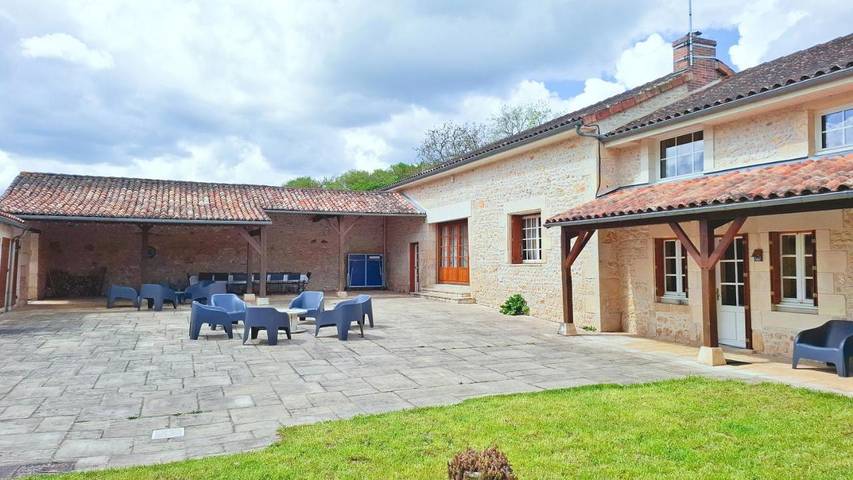 Location de vacances pour 15 personnes, avec piscine ainsi que vue et jardin à Bonnes