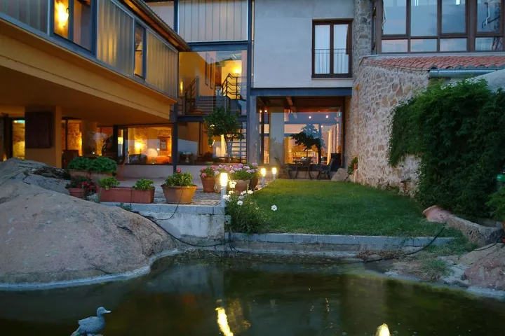 Hôtel pour 2 personnes, avec vue ainsi que piscine et jardin - 1