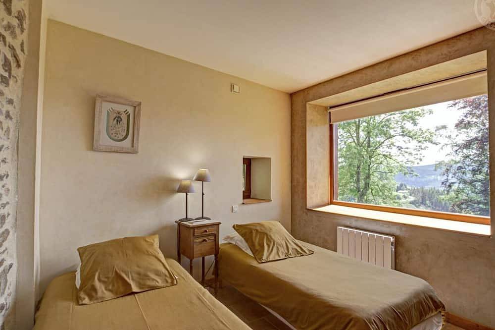 Gemütliche Unterkunft in Saint-Étienne mit Terrasse und herrlichem Ausblick in Saint-Étienne, Regionaler Naturpark Pilat