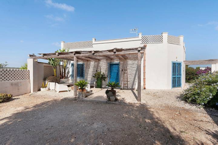 Villa Calypso vlak bij zee met terras, wifi en airconditioning in Manduria, Golf van Tarente