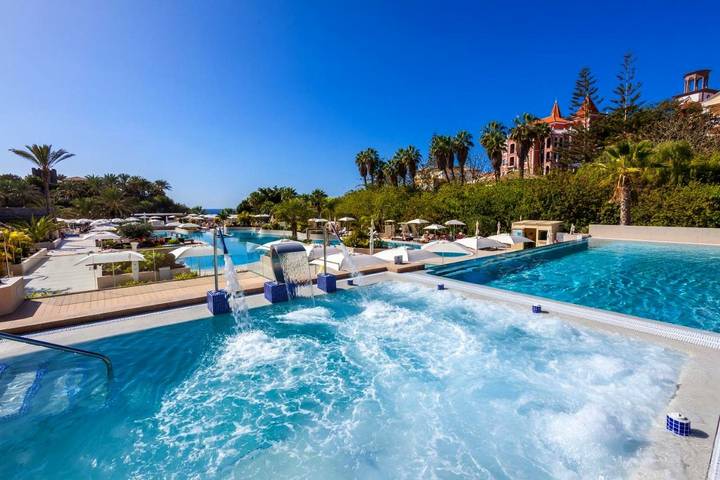 Hôtel pour 10 personnes, avec jardin et sauna ainsi que piscine et jacuzzi