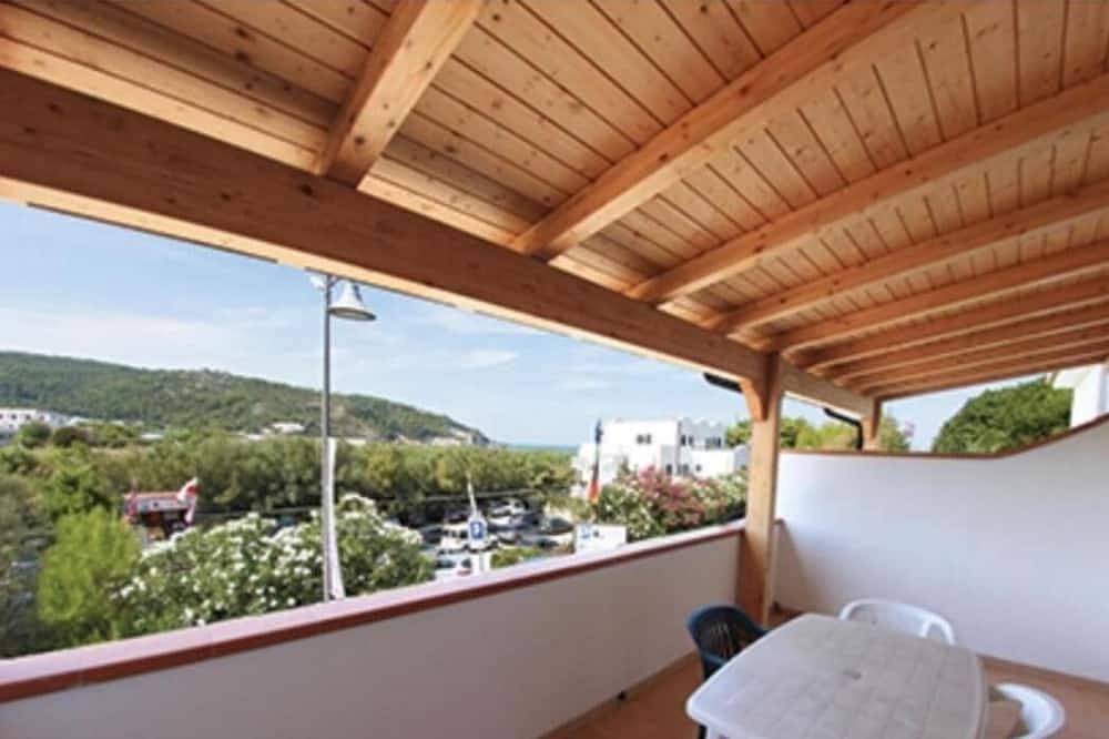 Entire apartment, Apartment in Apulia with one room and terrace for 5 people in Peschici, Peschici region