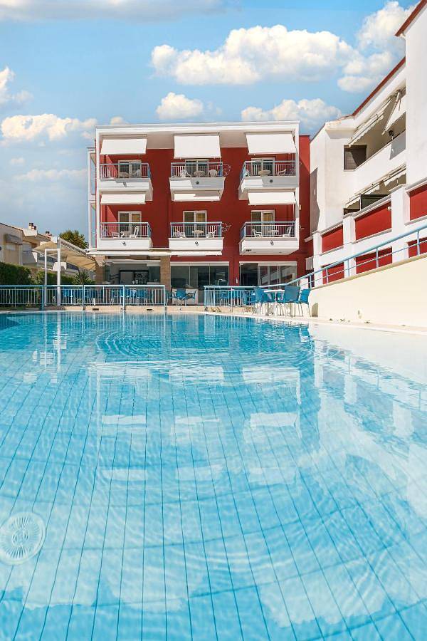 Hôtel pour 5 personnes, avec bassin pour enfant et jacuzzi ainsi que jardin et piscine, adapté aux familles