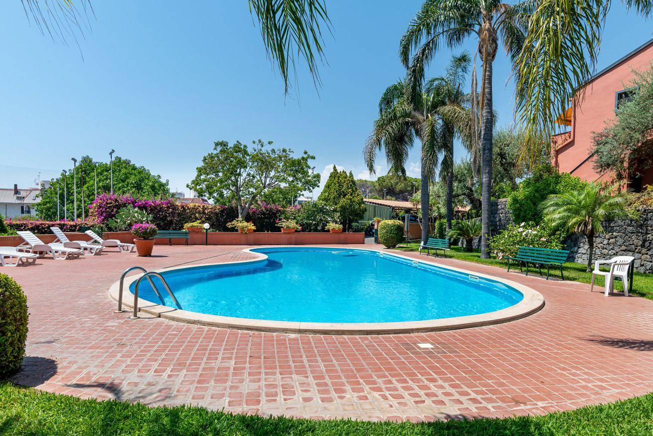 Ganze Wohnung, Naxos Seaside Apt with Gardens, Parking and Pool in Recanati (Sizilien), Giardini-Naxos