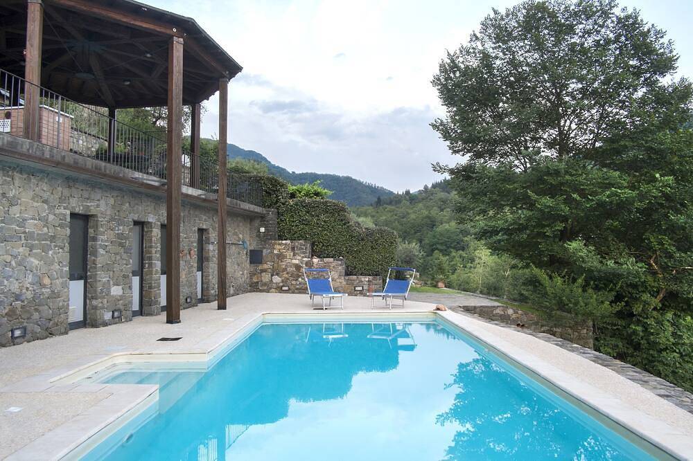 Historische Villa, privater Pool und Garten, Außenküche / Esszimmer, Wlan, im Dorf in Bagnone, Nationalpark Toskanisch-Emilianischer Apennin
