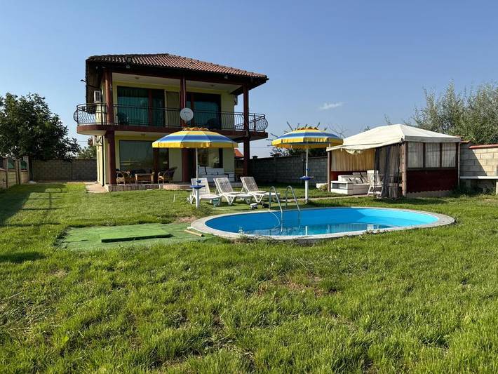 Ferienhaus für 8 Personen, mit Balkon und Whirlpool sowie Terrasse und Garten in Bulgarien