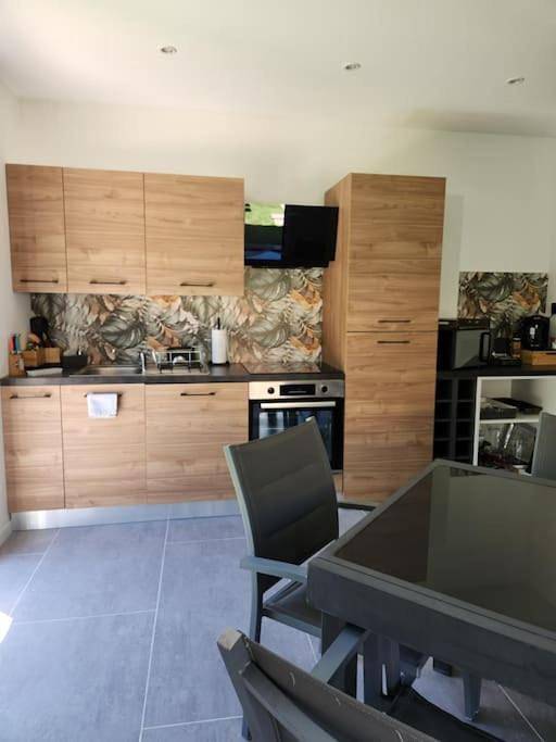 Location de vacances pour 4 personnes, avec vue ainsi que piscine et terrasse, animaux acceptés à Callas - 3