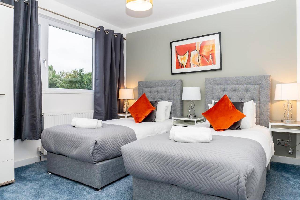 Entire apartment, Inspiration by Olauda Sa - 3 Bed House with Free Parking in Swindon, North Wessex Downs