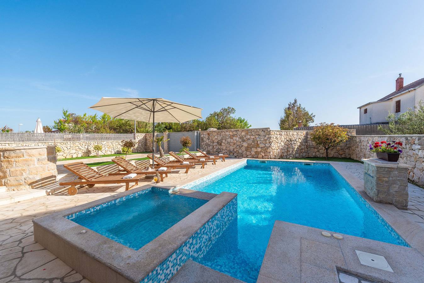 Villa Edena mit beheiztem Pool in Privlaka, Zadar