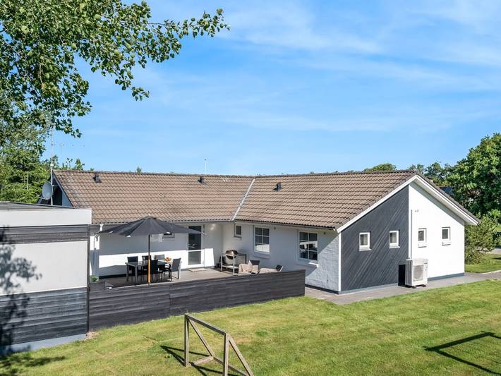 Feriehus for 10 personer, Jacuzzi og Terrasse i tillegg til Badebasseng og Sauna i Blåvand