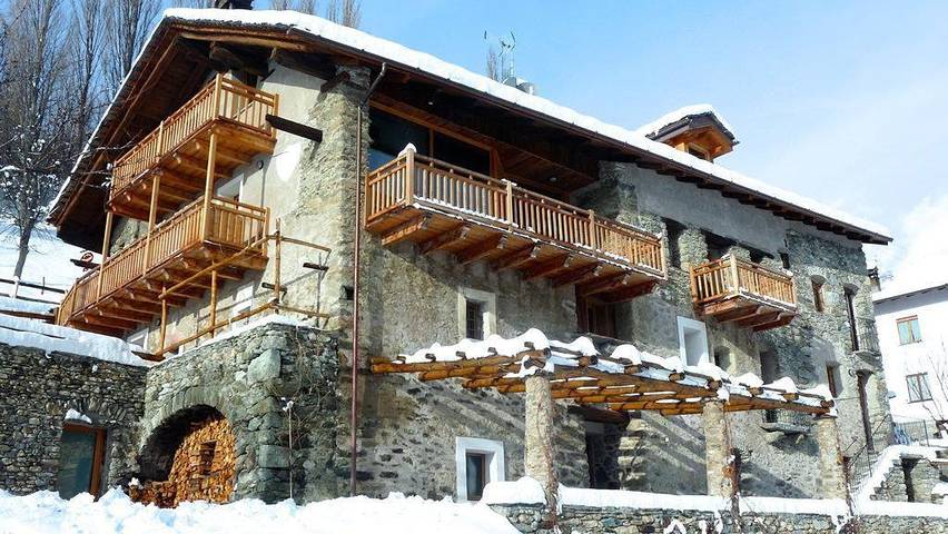 Glamping per 4 persone, con giardino e piscina nonché idromassaggio e balcone, con animali domestici in Valle d'Aosta