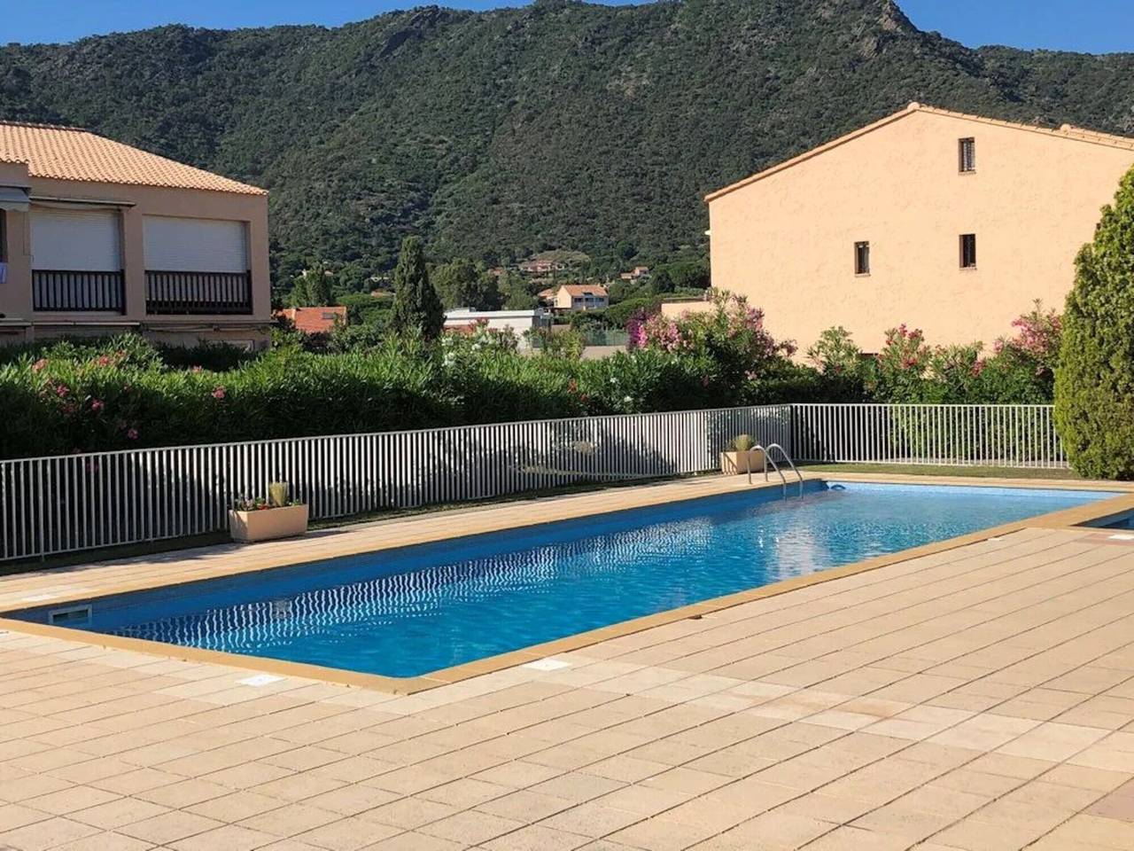 Studio entier, Studio « Saint Clair Pieds Dans L’eau » avec piscine partagée, terrasse privée et climatisation in Le Lavandou, Parc national de Port-Cros