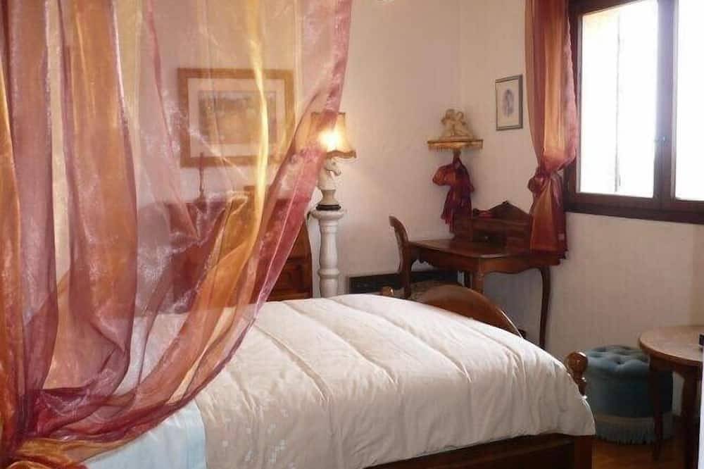 Villa climatisée avec piscine privée et jardin, à 5 km de la mer in Saint-Laurent-du-Var, Région de Cannes