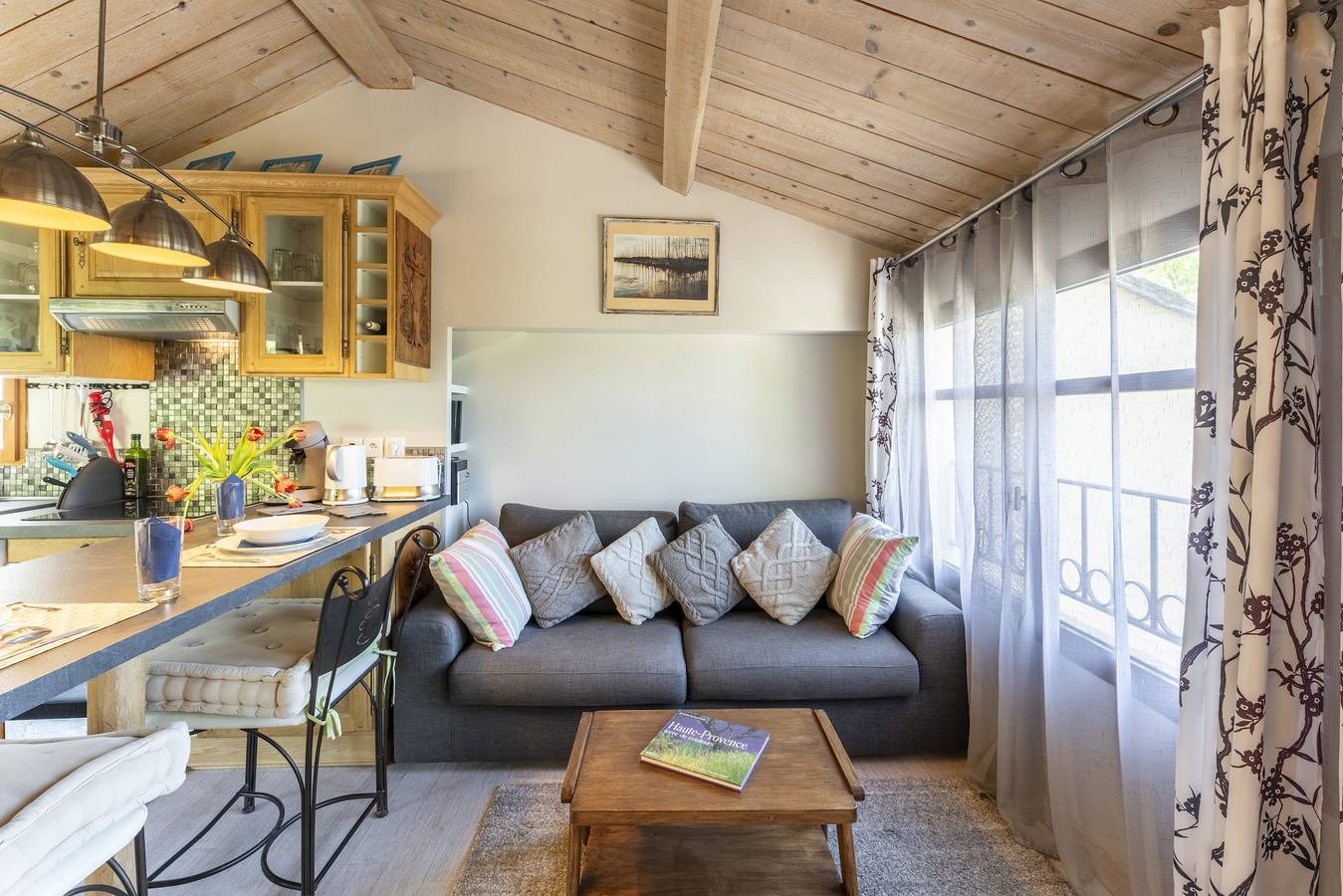 Appartement entier, Appartement 'Le Nid Biscornu' avec piscine partagée, Wi-Fi et climatisation in Saint-Rémy-de-Provence, Région d'Arles