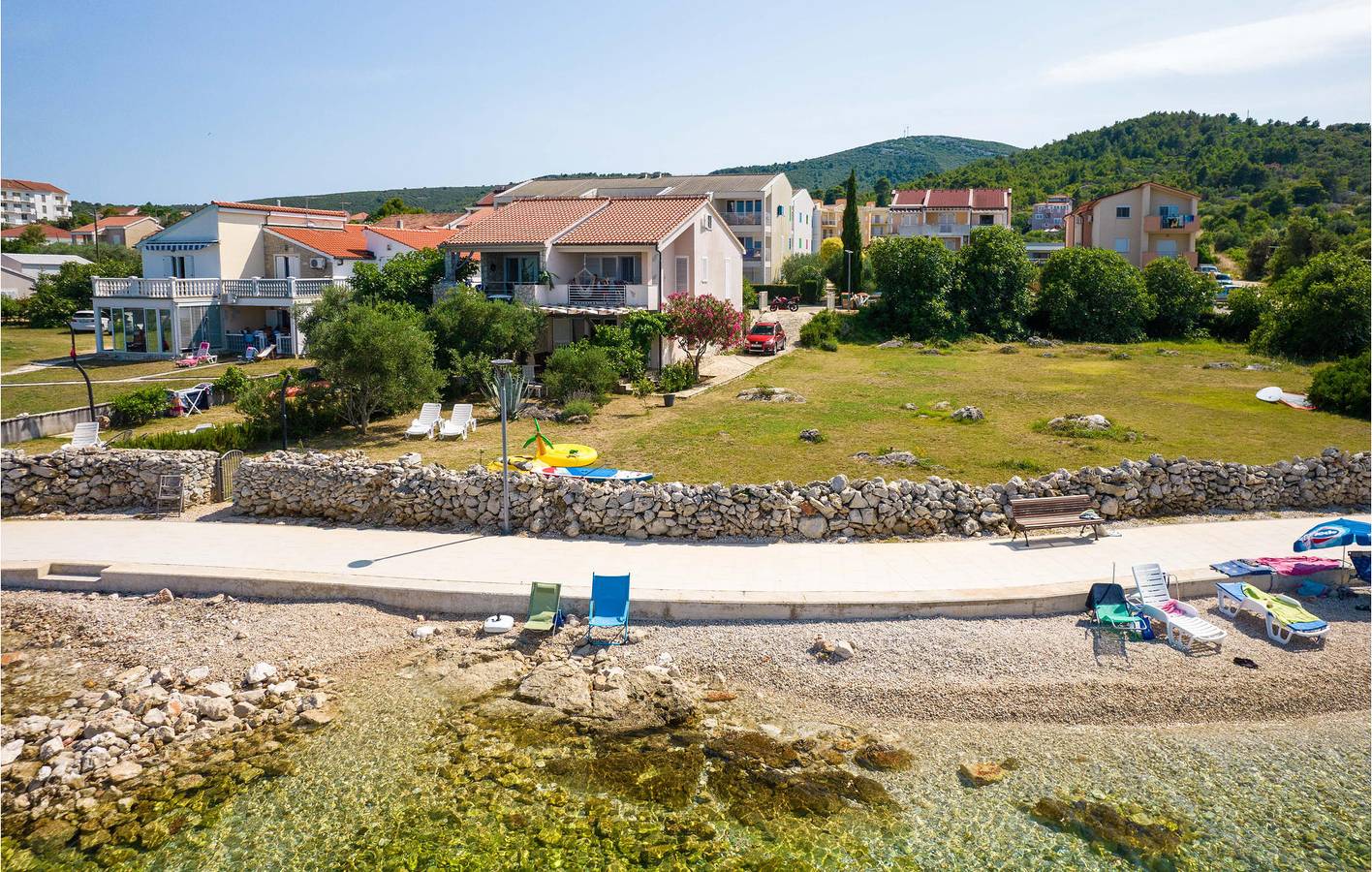 Ganze Ferienwohnung, Gemütliche Ferienwohnung mit Terrasse, 100 m zur Küste und 600 m zum Stadtzentrum in Dobropoljana, Pasman