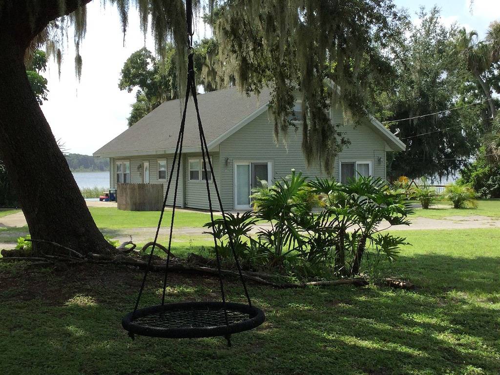 Mcrobinstone Lakehouse - perfekter Kurzurlaub in der Mitte des Jahrhunderts am verschlafenen Lake Pierce in Lake Pierce, Zentral Florida