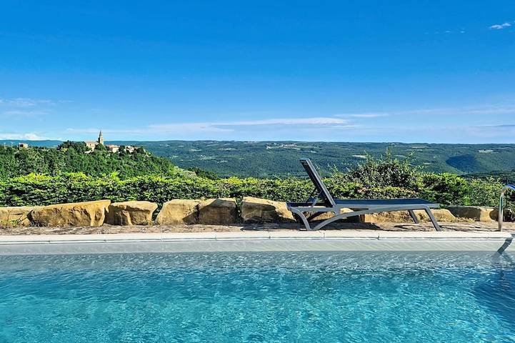 Ferienhaus für 8 Personen, mit Pool und Garten, mit Haustier