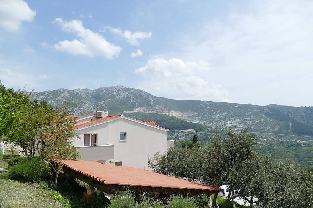 Ganze Wohnung, 3-Zimmer-Ferienwohnung mit Terrasse und Meerblick Klis, Split in Klis, Split-Dalmatien