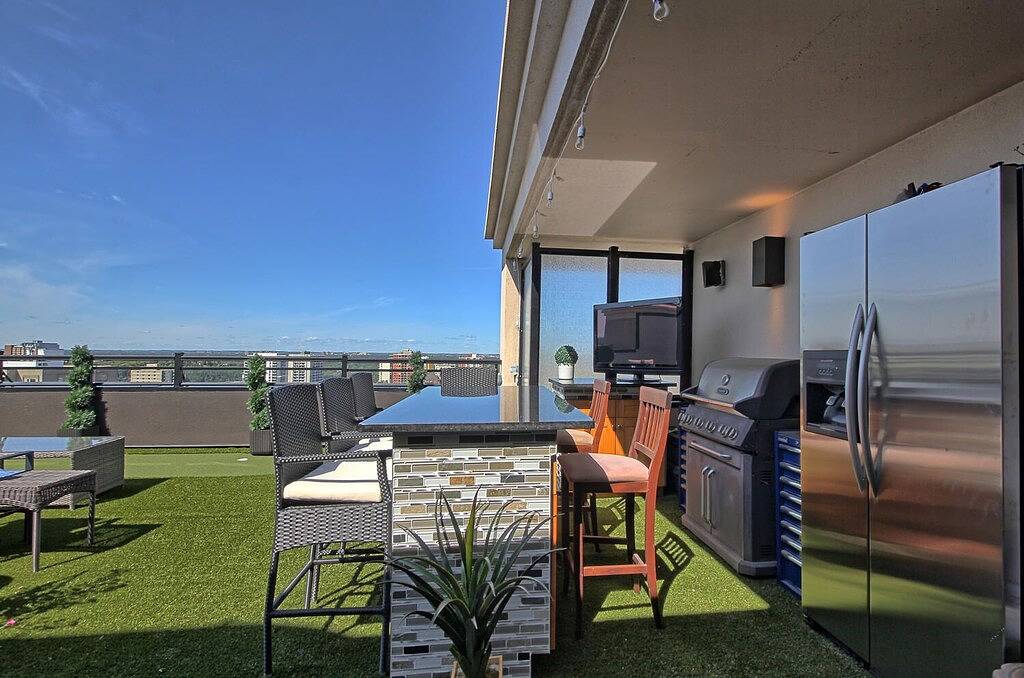 Ganze Wohnung, Executive 2-stöckiges Penthouse mit 800 m² Terrasse, Whirlpool, Sauna und vieles mehr !! in Edmonton, Alberta