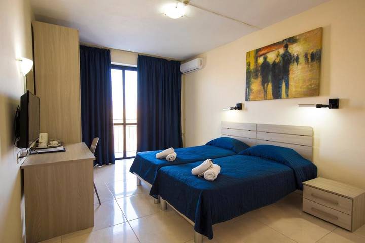 Hôtel pour 3 personnes, avec piscine et terrasse