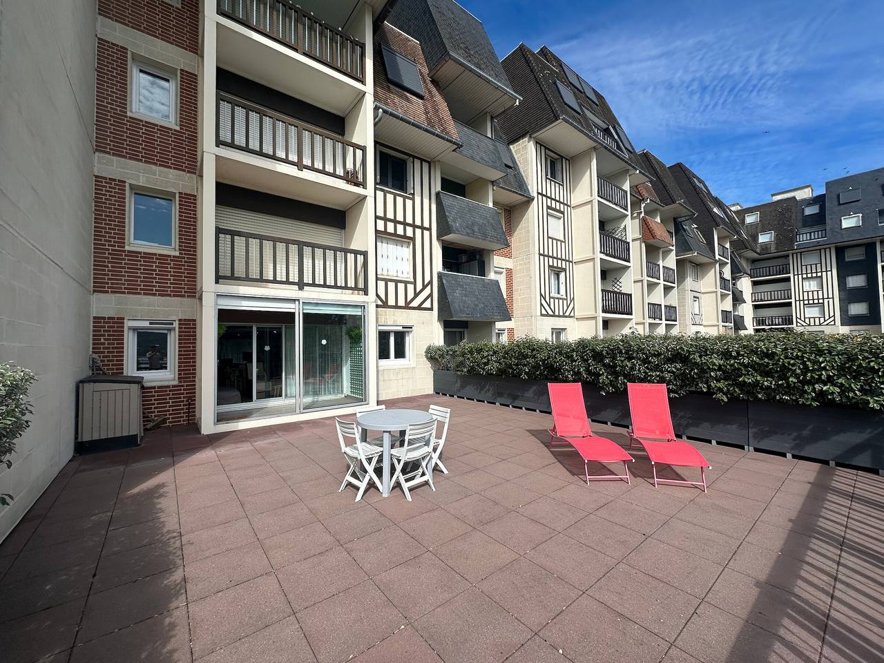Apartamento entero, Apartamento de 2 habitaciones con terraza privada, se aceptan mascotas in Cabourg, Región de Caen