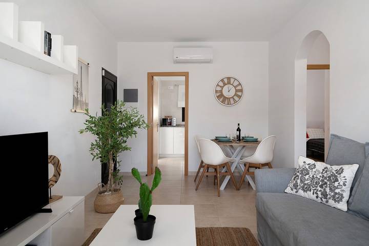 Apartamento entero, Apartamento vacacional 'La Estrella I' cerca de la playa con terraza y Wi-Fi in Playa Honda, San Bartolomé
