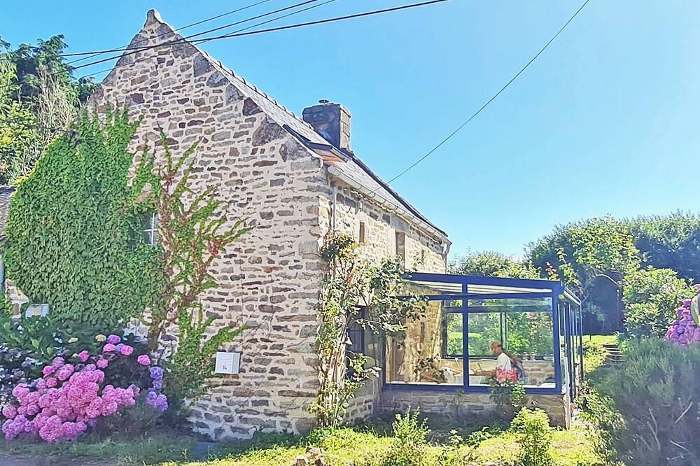 Small stone house with authentic garden in Confort-Meilars, Région de Quimper