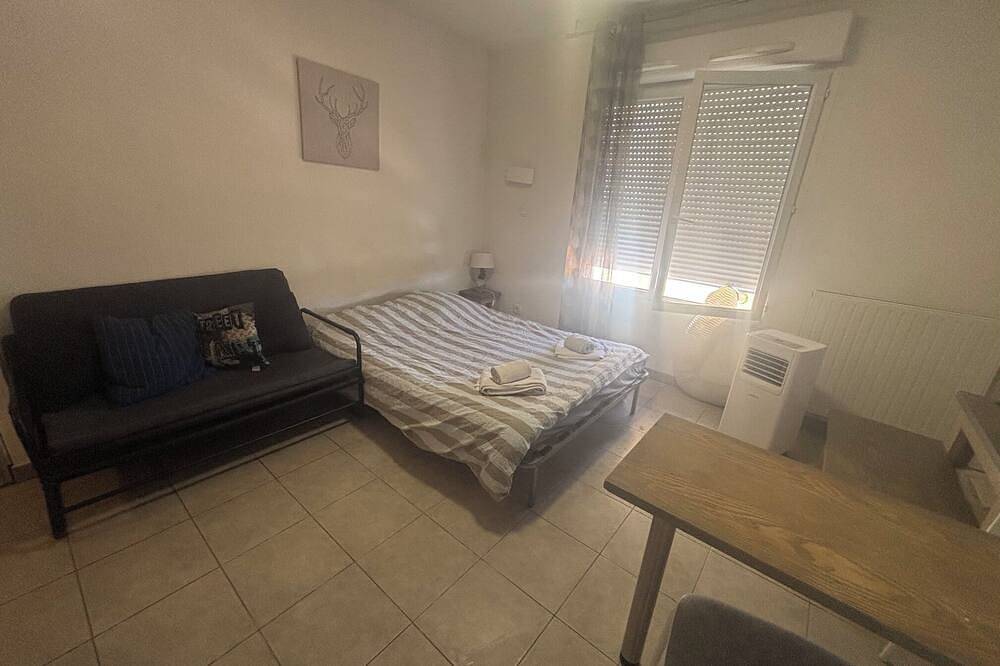 Ganze Wohnung, Studio with a view of the pool, near the beach and downtown in Juvignac, Mittelmeerküste (Frankreich)
