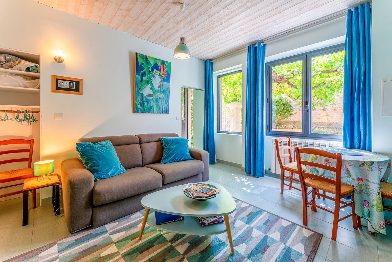 Ganze Wohnung, Ferienwohnung 'Côté Vigne' mit Gemeinschaftspool, privater Terrasse und Wi-Fi in Rasteau, Vaucluse