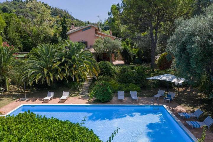 Casa vacanza per 9 persone, con Balcone e Terrazza nonché Giardino e Piscina a Castelfidardo