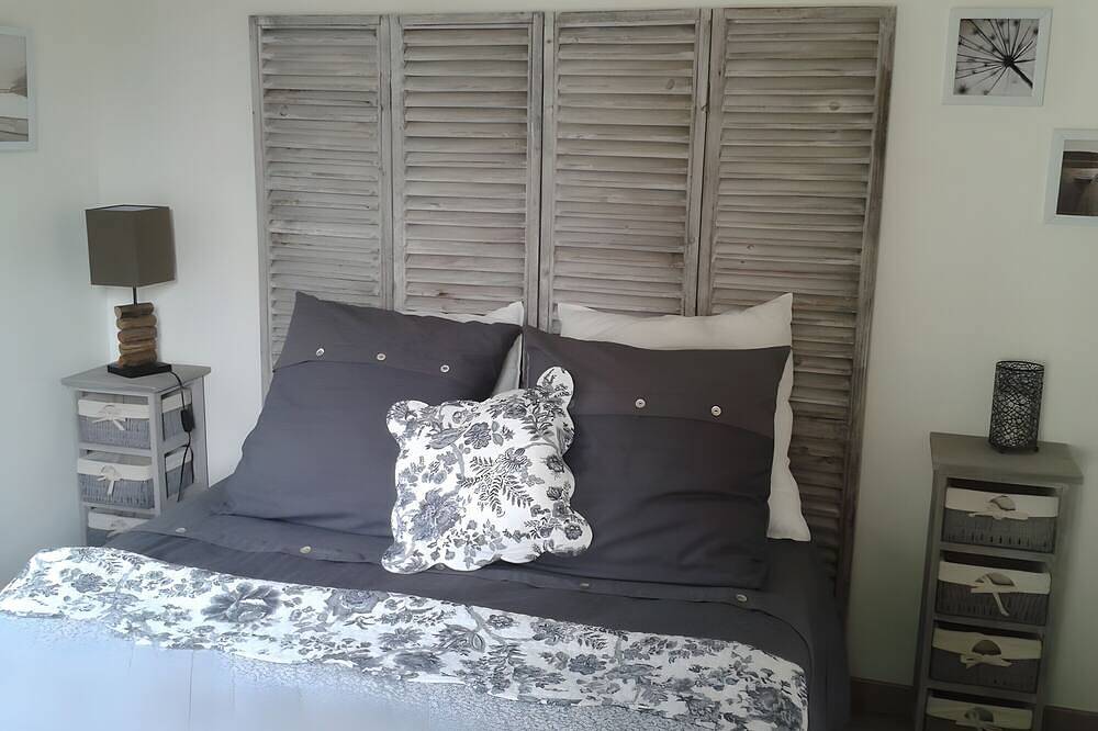 Holiday Home 'La Bastide De Mongiraud' with Shared Terrace, Communal Garden and Wi-Fi in Blanquefort, Bordeaux region