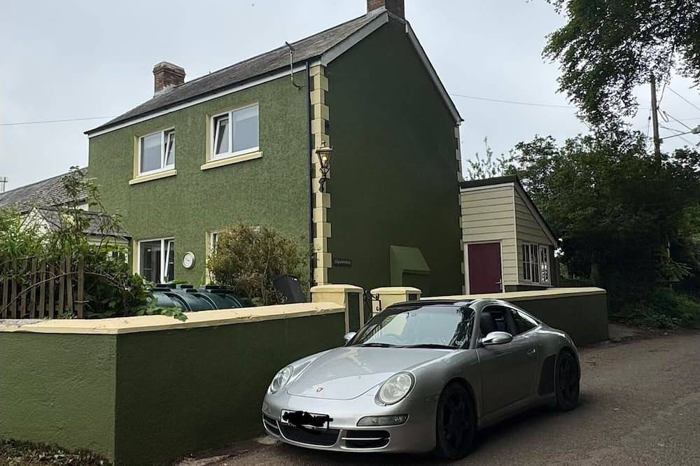 Llysawelon 2-Bed Cottage, Sleeps 5, Pets Ok in Carmarthenshire