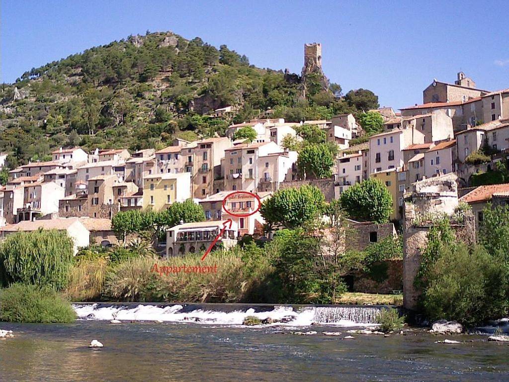 Appartement entier, Bel appartement, terrasse plein sud, Vieux Village in Roquebrun, Région de Béziers