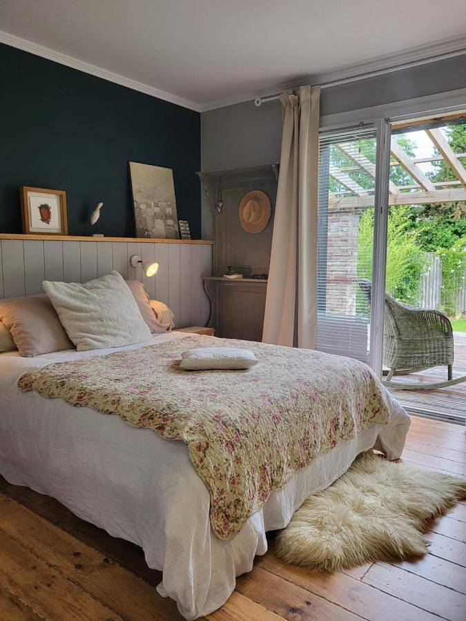 Location de vacances pour 2 personnes, avec vue et piscine ainsi que terrasse et jardin à Saint-Laurent-de-la-Prée - 3