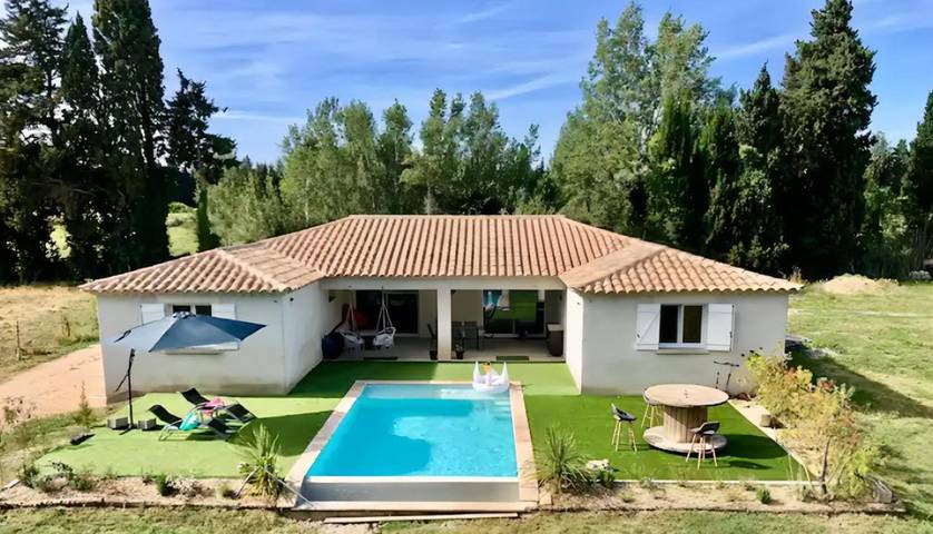 Villa pour 10 personnes, avec jardin ainsi que vue et piscine, animaux acceptés