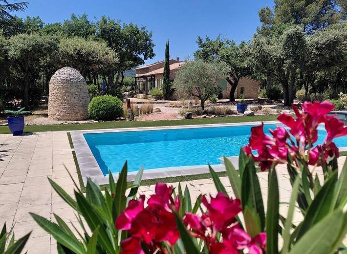 Chambre d’hôte pour 2 personnes, avec jardin ainsi que vue et piscine à Gordes