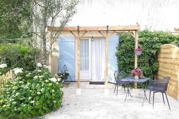 Gîte pour 2 personnes, avec jardin ainsi que piscine et terrasse à Paunat