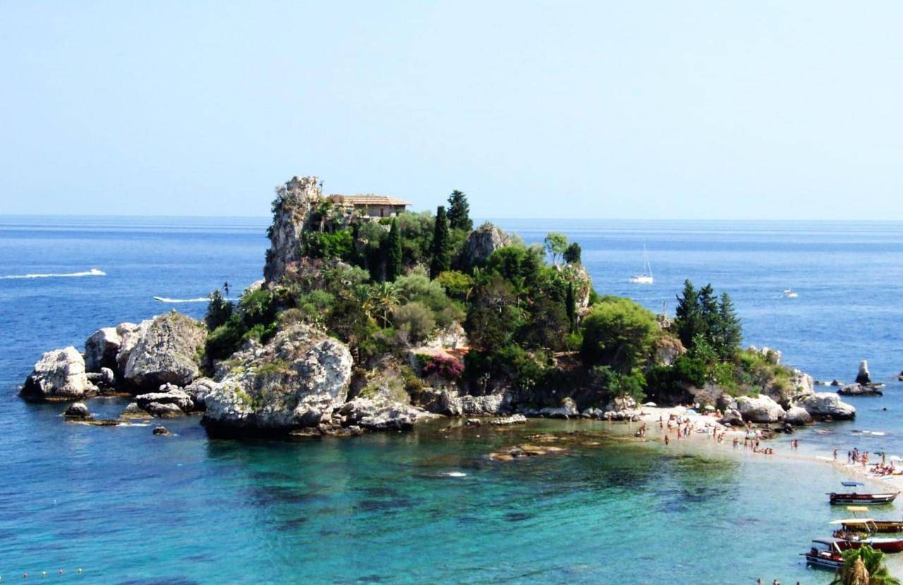 Family Room with Private Bathroom in Pedara, Etna