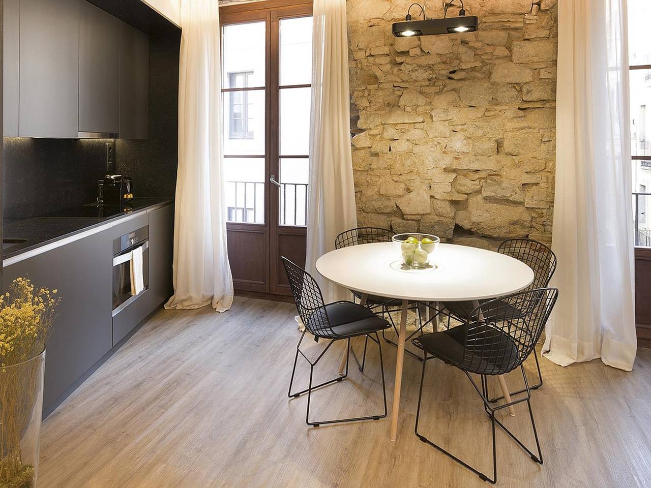 Entire holiday apartment, Deluxe One Bedroom Apartment in Barcelona Centre, Barcelona
