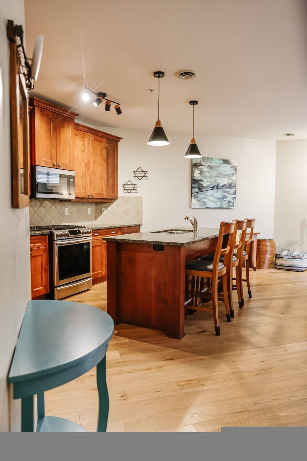 Barona Beach Chateau: Serene Coastal Getaway in West Kelowna, Crystal Mountain