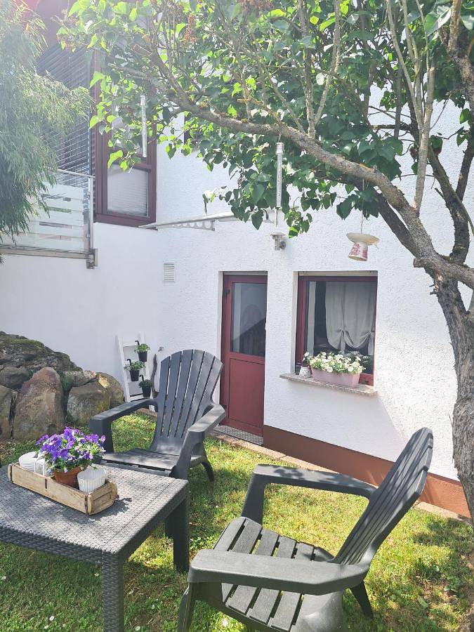Ferienwohnung für 3 Personen, mit Terrasse und Garten sowie Ausblick