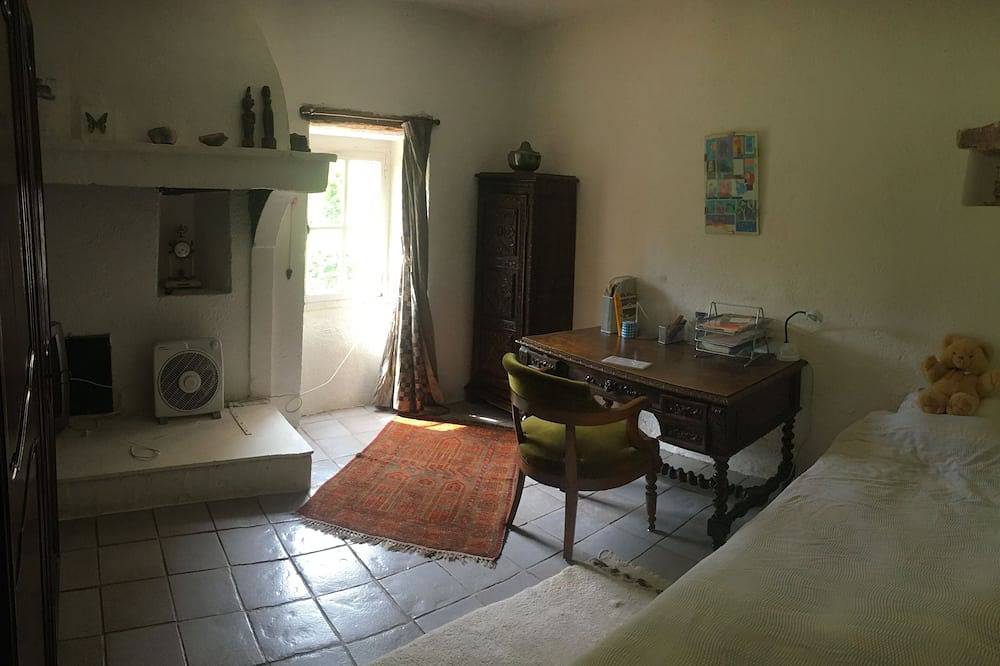 Mas Cévenol typical family, isolated, quiet, private pool in the heart of 20ha in Anduze, Cévennes