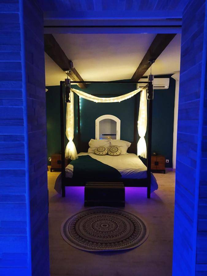 Location de vacances pour 2 personnes, avec vue et terrasse à Cuges-les-Pins - 2