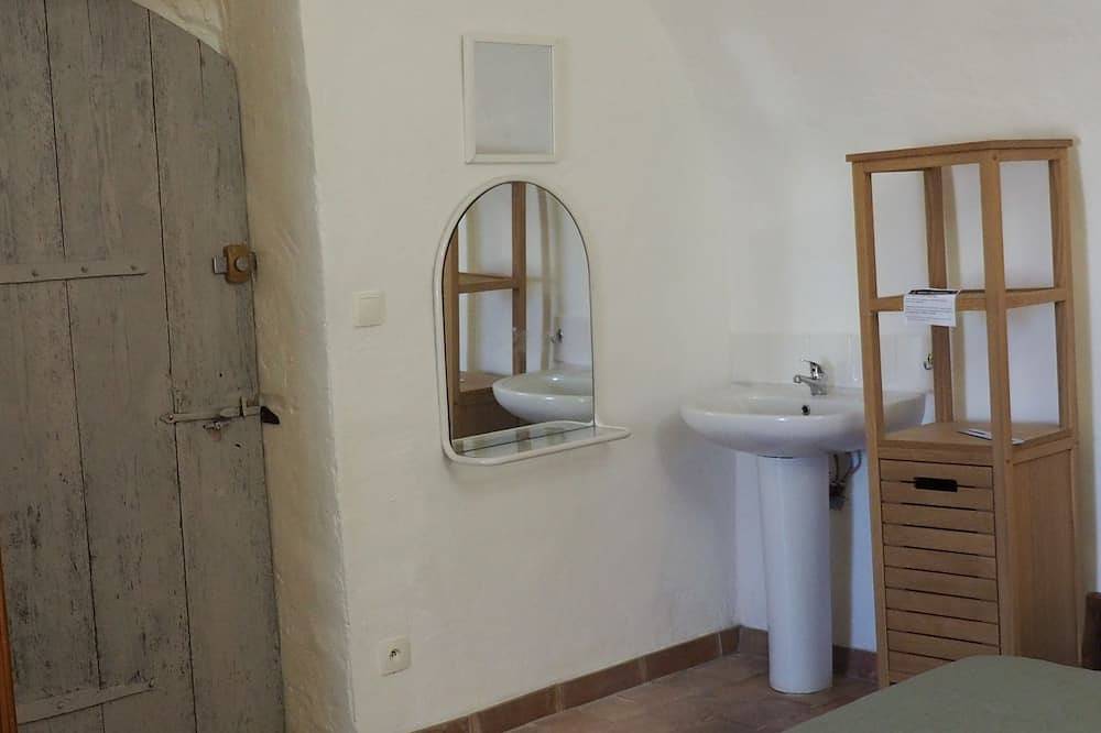 Village house, in local stone - in a listed village, quiet with courtyard. in Lussan, Nimes und Umgebung