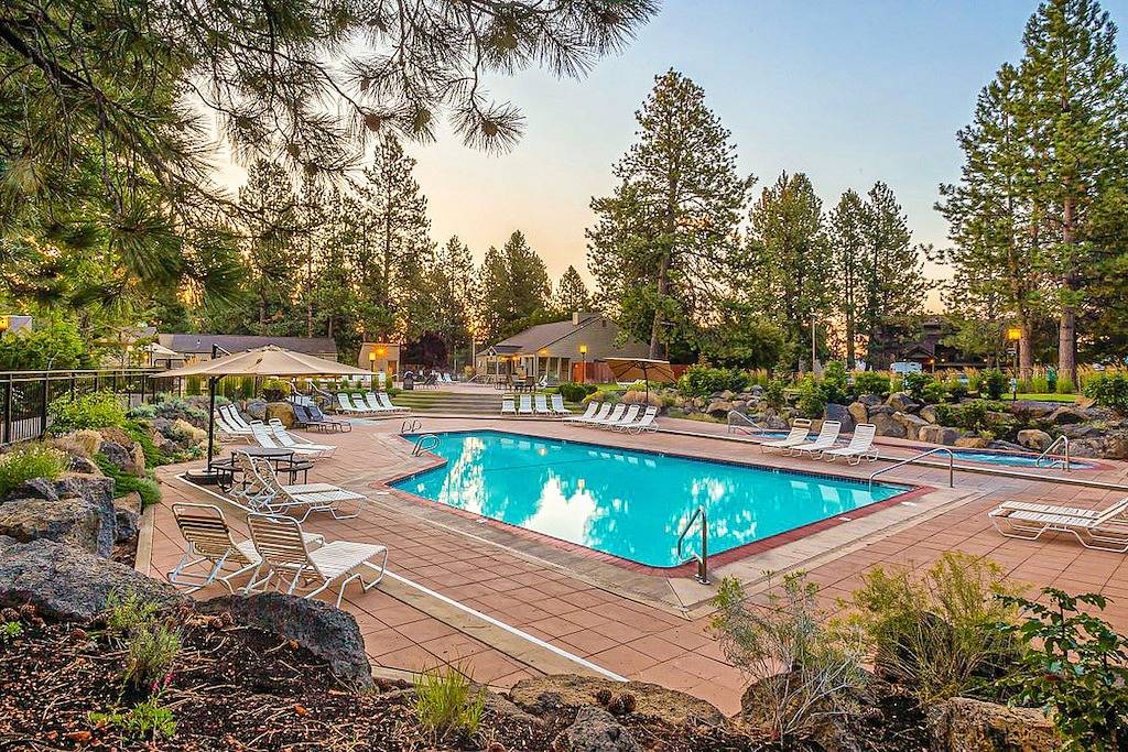 Ganze Wohnung, Dog-friendly, second floor condo with pool & hot tub access, & wood fireplace in Mt. Bachelor